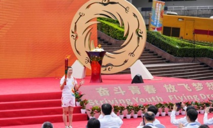 Cina: staffetta della torcia per le Universiadi di Chengdu