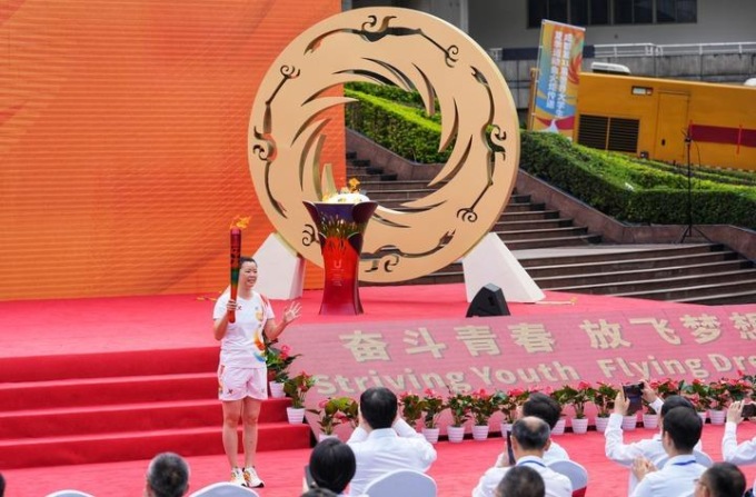 Cina: staffetta della torcia per le Universiadi di Chengdu