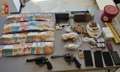 ROMA: ARMI, DROGA E 36MILA EURO IN CASA, ARRESTATO