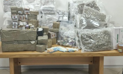 ROMA: TROVATO CON 230 CHILI DI DROGA IN CASA