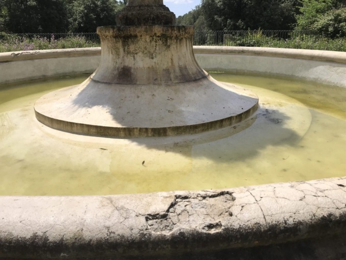ROMA: IL LAGHETTO DI VILLA PAMPHILJ A SECCO