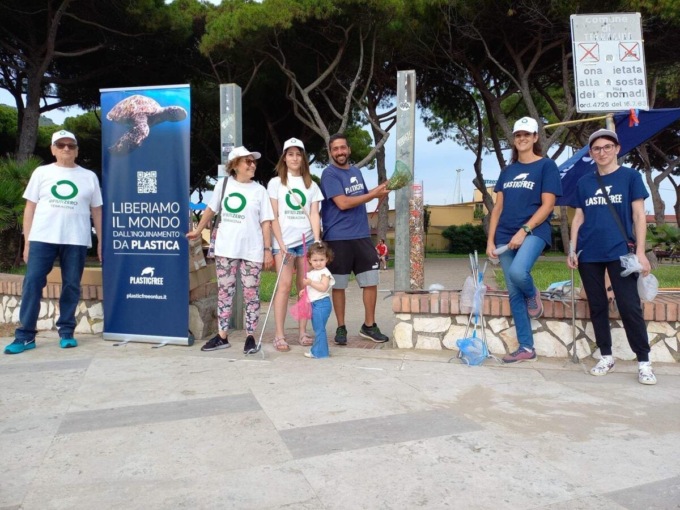 LATINA: MOZZICONI DI SIGARETTE, VOLONTARI IN AZIONE