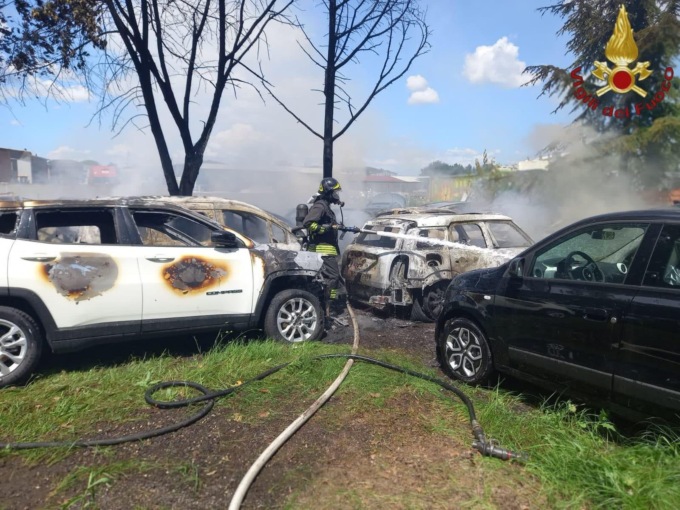 ROMA: INCENDIO IN UN PARCHEGGIO MACCHINE SULLA TIBERINA, UNA PERSONA USTIONATA