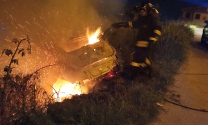 SEZZE: IN FIAMME UN’AUTO ALL’INTERNO DI UN FOSSO