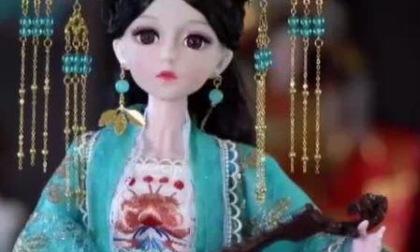 Bambole di moda vestite in abiti cinesi tradizionali