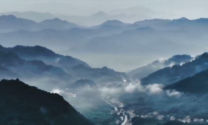 Cina: monte Longmian, pioggia estiva crea paesaggio pittoresco