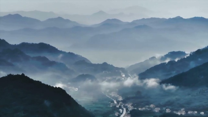 Cina: monte Longmian, pioggia estiva crea paesaggio pittoresco