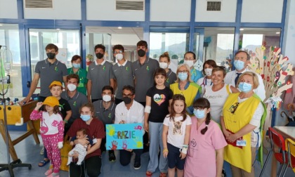 CANOTTAGGIO: FIAMME GIALLE, UN SORRISO PER I BAMBINI DELL'OSPEDALE DI VARESE