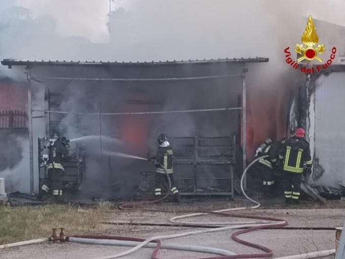 LATINA: A FUOCO UN RISPOSTIGLIO ADICENTE UNA CARROZZERIA