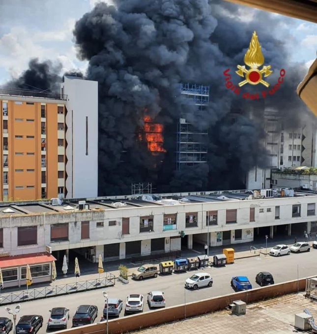 ROMA: INCENDIO IN UN PALAZZO, UN MORTO E 17 FERITI