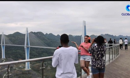 Cina: studenti internazionali impressionati da mega-ponte nel Guizhou