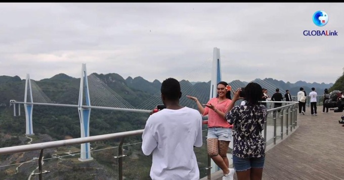 Cina: studenti internazionali impressionati da mega-ponte nel Guizhou