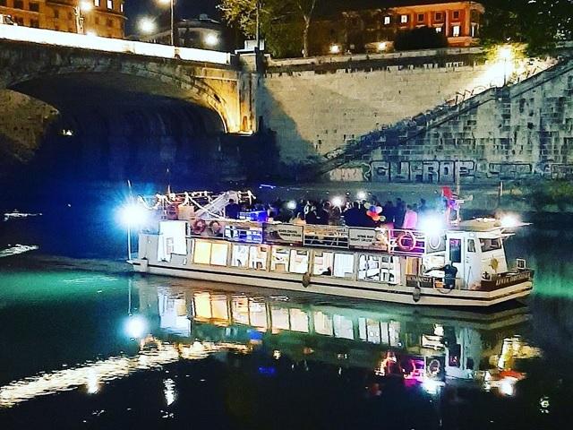 ROMA: BARCONI SUL TEVERE, SCATTA IL SEQUESTRO