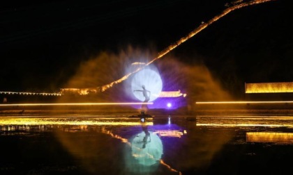 SPETTACOLO D'ACQUA PRESSO LA GRANDE MURAGLIA DI JIUMENKOU (1)