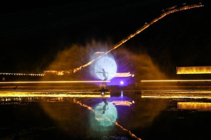 SPETTACOLO D’ACQUA PRESSO LA GRANDE MURAGLIA DI JIUMENKOU (1)