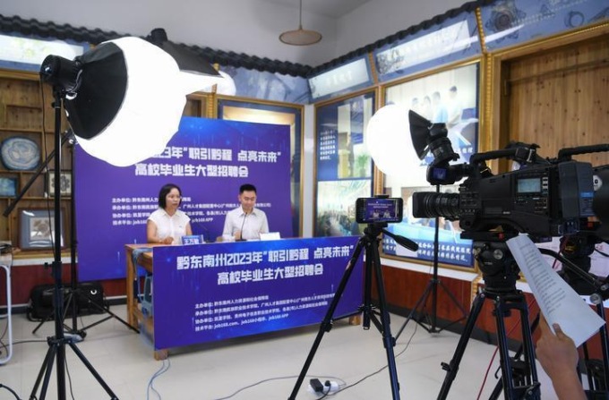 CINA: FIERA DEL LAVORO ONLINE NEL GUIZHOU (1)