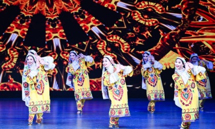 Cina: Xinjiang, attrici in scena a International Dance Festival (2)