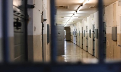 ROMA: DETENUTO AGGREDISCE TRE AGENTI
