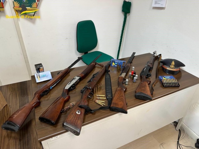 PRIVERNO: FUCILI E MUNIZIONI IN CASA, ARRESTATO