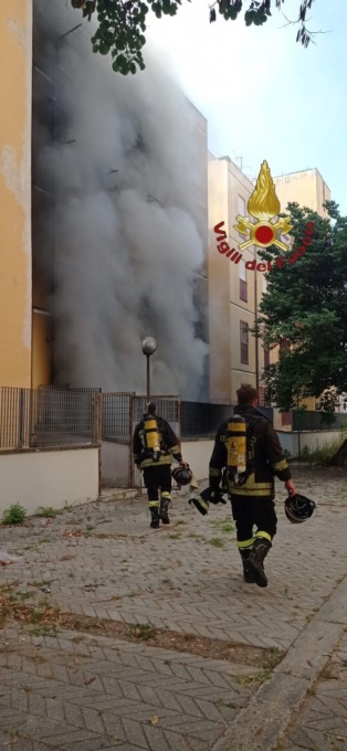 ROMA: INCENDIO IN UNA PALAZZINA IN VIA FLAUBERT