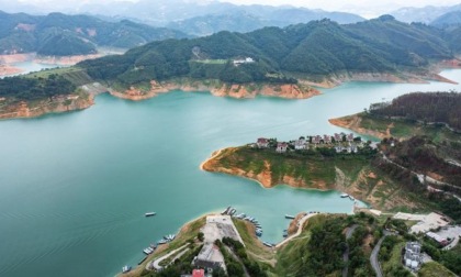 Panorama del Lago Wanfeng nella provincia cinese del Guizhou