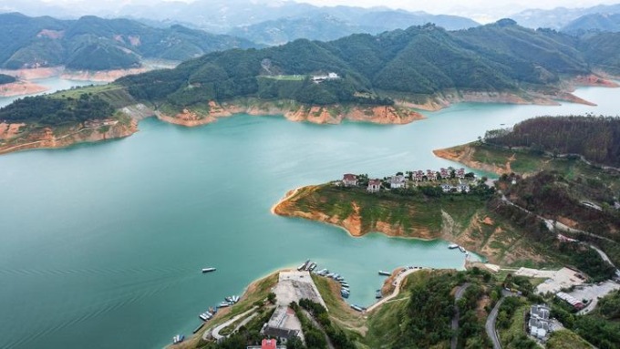 Panorama del Lago Wanfeng nella provincia cinese del Guizhou