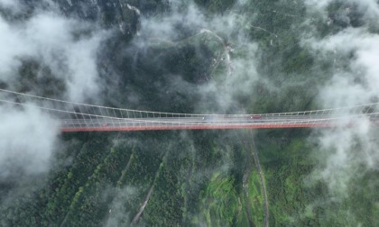 Cina: ponte autostradale sospeso nello Hunan