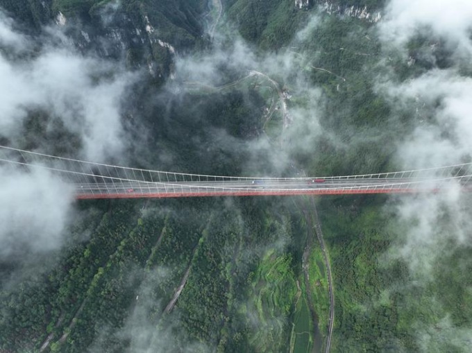 Cina: ponte autostradale sospeso nello Hunan