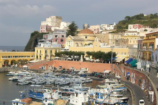 PONZA: FIAMME IN SALA MACCHINE, INTERVIENE LA GUARDIA COSTIERA