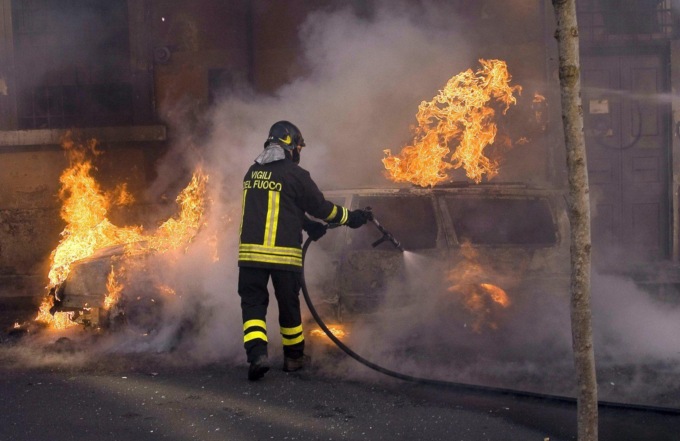ROMA: INCENDIO IN UN RUDERE, UN MORTO