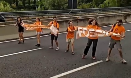 ROMA: ATTIVISTI BLOCCANO L'A1, DENUNCIATI