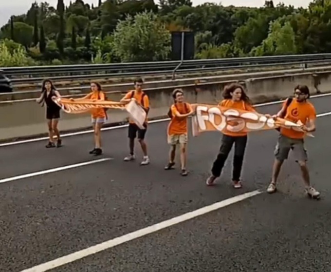 ROMA: ATTIVISTI BLOCCANO L’A1, DENUNCIATI