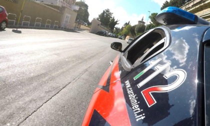 LADISPOLI: INSEGUIMENTO SULL'AURELIA, CARABINIERI SPARANO IN ARIA E SPERONANO UN'AUTO. 4 FERITI
