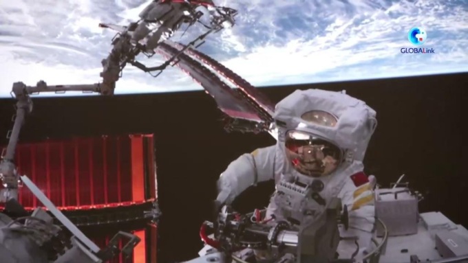 Cina: equipaggio Shenzhou-16 completa prima passeggiata spaziale