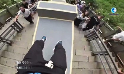 Cina: Parkour traceurs sfidano montagna Tianmen