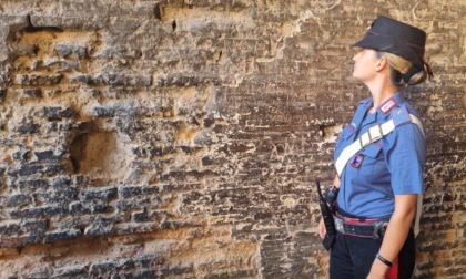 ROMA: GIOVANE TURISTA DETURPA IL COLOSSEO