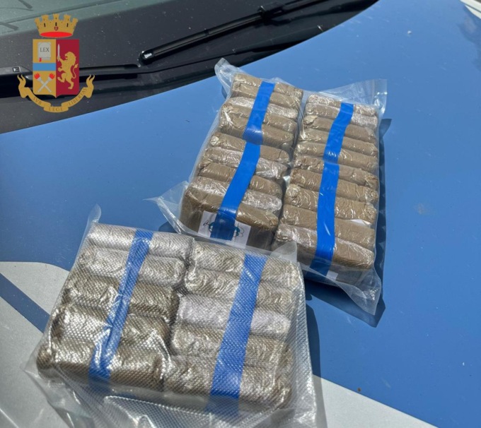 ROMA: INVIAVA LA DROGA CON LA POSTA, ARRESTATO