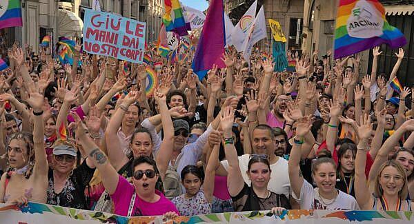 LATINA: SUCCESSO PER L’ONDA PRIDE