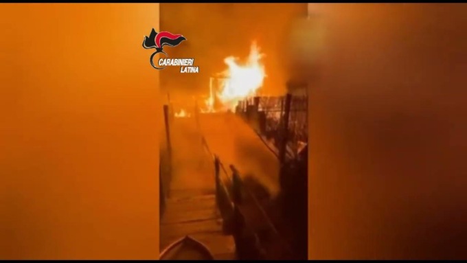 SABAUDIA: STABILIMENTO BALNEARE INCENDIATO, 4 ARRESTI