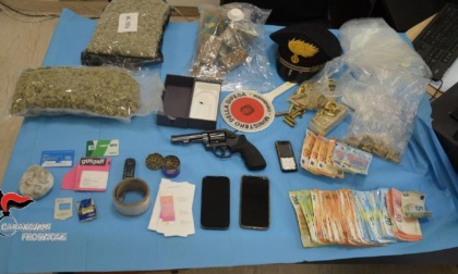 TORRICE: ARMI E DROGA IN CASA, SCATTANO LE MANETTE