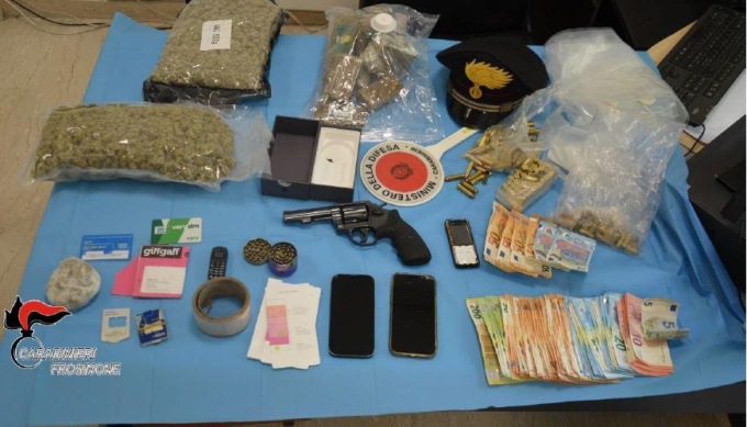 TORRICE: ARMI E DROGA IN CASA, SCATTANO LE MANETTE