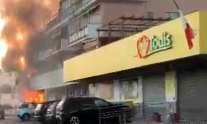 FIUMICINO: INCENDIO IN UN SUPERMERCATO, EVACUATE DUE PALAZZINE