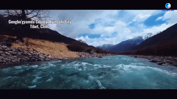 Scoprire il Tibet con un drone: istruttore di rafting tibetano