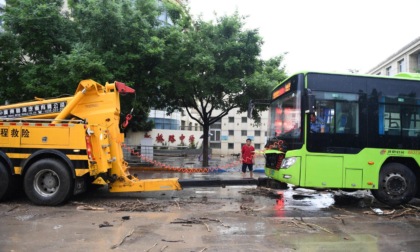 Cina: alluvioni causano danni su strade di Pechino (1)