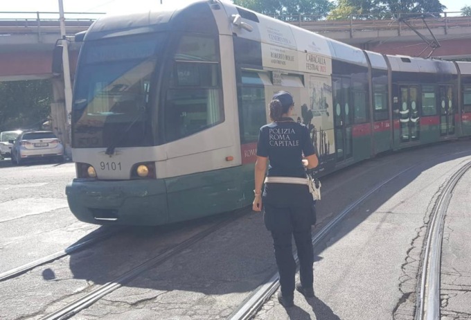 ROMA: TRAM ESCE DAL BINARIO A SAN LORENZO