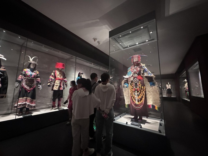 Giovani generazioni affollano musei per celebrare la cultura cinese