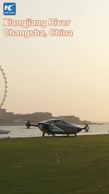 AUTO DI PRODUZIONE CINESE VOLA ATTRAVERSO UN FIUME