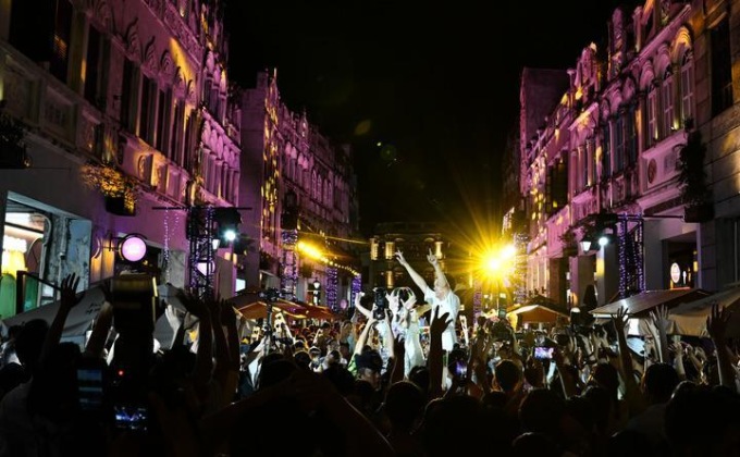 CINA: TURISTI NELLA VECCHIA VIA DI QILOU AD HAIKOU (1)