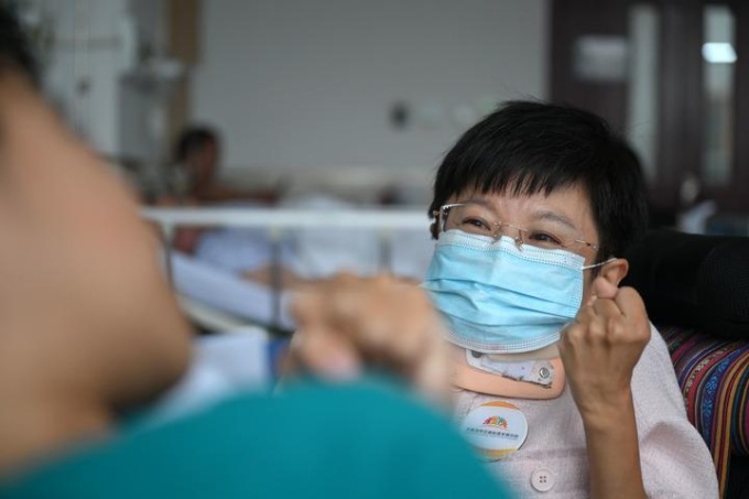 Cina: “bambola di porcellana” fornisce consulenza psicologica dieci anni dopo intervento in Italia