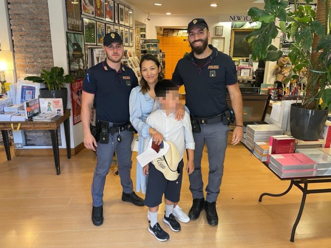 ROMA: BIMBO SMARRITO NELLA FOLLA DI FONTANA TREVI, RITROVATO